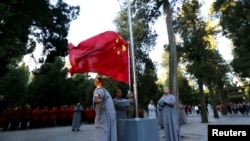 2018年10月1日，中國河南省嵩山少林寺慶祝中華人民共和國國慶，僧侶參加升旗儀式。