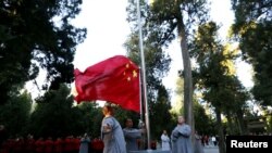 2018年10月1日，中国河南省嵩山少林寺庆祝中华人民共和国国庆，僧侣参加升旗仪式。