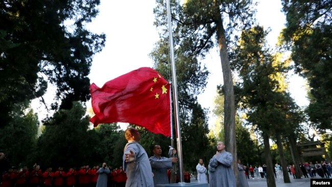 2018年10月1日，中国河南省嵩山少林寺庆祝中华人民共和国国庆，僧侣参加升旗仪式。