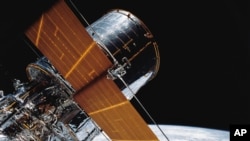 '허블 우주망원경'. 미 항공우주국이 1990년 쏘아 올렸으며, 지구 대기권 밖에서 지구 궤도를 돌면서 천체를 관측하고 있다.