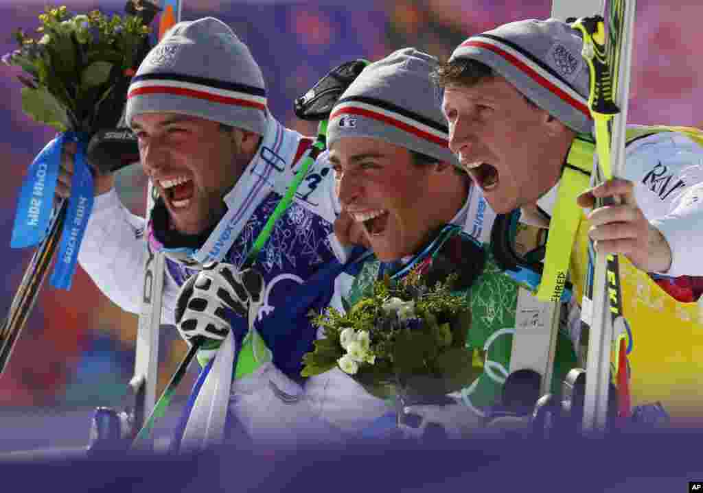 Pemenang medali emas ski cross putra Jean Frederic Chapuis dari Perancis (tengah) merayakan kemenangan bersama pemenang medali perak Arnaud Bovolenta dan pemenang medali perungguJonathan Midol -- keduanya juga dari Perancis -- di Rosa Khutor Extreme Park, Krasnaya Polyana, Rusia.&nbsp;(AP/Sergei Grits) 