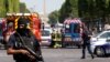 ماموران پلیس فرانسه در اطراف محل وقوع حادثه در خیابان شانزه لیزه در شهر پاریس مستقر شدند - ۲۹ خرداد ۱۳۹۶ 