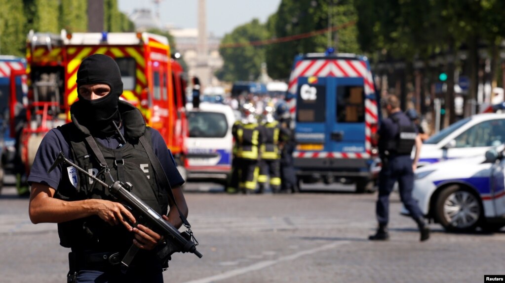 Paris, makina me eksploziv përplaset me mjetin e policisë