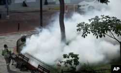 Seorang pekerja Departemen Kesehatan Panama memfumigasi sebuah area di dekat taman umum untuk mencegah terhadap virus penyebaran nyamuk yang menularkan demam berdarah di Panama City, 6 September 2019. (Foto: dok).