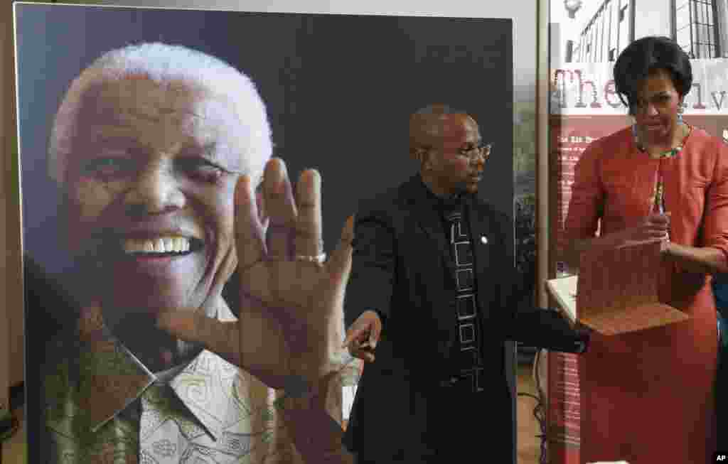 Michelle Obama com Sello Hatang da Fundação Nelson Mandela durante a sua visita aquela instituição