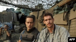 Nhà văn Sebastian Junger (trái) và nhiếp ảnh gia Tim Hetherington (phải) tại tiền đồn Restrepo, Afghanistan