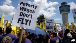 Los empleados del aeropuerto de LaGuardia también estuvieron en huelga, el pasado mes de junio, para exigir un aumento de sueldo.