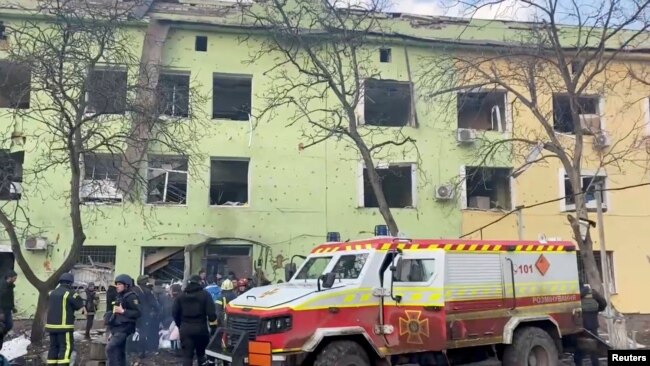 Xe cứu thương trước của bệnh viện nhi đồng Mariupol bị oanh kích ngày 9/3/2020.