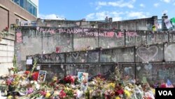 Flowers and memorial writings at the No Nazis rally in Portland. (R. Taylor/VOA)