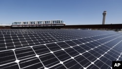 美国新泽西州纽瓦克自由国际机场安装的太阳能电池板 （资料照片）