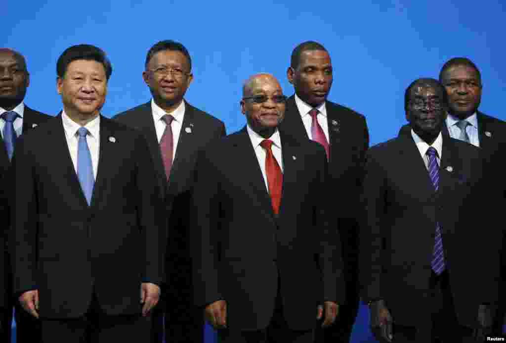 Rais Xi Jinping wa China (kuanzia kushoto) akipigwa picha pamoja na Rais wa Zimbabwe Robert Mugabe (2nd R) na rais nwa Afrika Kusini Jacob Zuma (C) wakati wa mkutano wa China-Africa huko Sandton, Johannesburg, December 4, 2015
