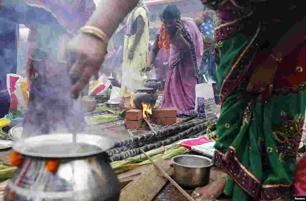 &nbsp;بہت سے لوگ ہندوؤں کے سورج دیوتا کے لیے چاولوں کا ایک رسمی پکوان بھی پیش کرتے ہیں۔ 