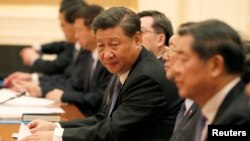 El presidente chino Xi Jinping sostuvo una reunión con la comisión política el sábado para ver medidas de combate el brote del coronavirus.