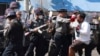 မော်လမြိုင်မြို့က စစ်အာဏာဆန့်ကျင်ဆန္ဒုပြသူတဦးကို ဖမ်းဆီးနေတဲ့ မြင်ကွင်း။ (ဖေဖော်ဝါရီ ၁၂၊ ၂၀၂၁)