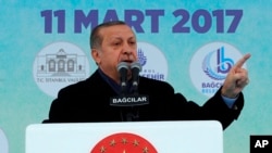 Erdogan dijo: "No conocen la política ni la diplomacia internacional", afirmó el presidente, añadiendo "estos remanentes nazis, son fascistas", dijo, provocando abucheos del público.