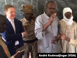 Édouard O'Dowyer, représentant intérimaire du HCR, le préfet du département d'Assounga, Ismael Gnamouta Djorbo, le sous-préfet de Hadjer Hadid Idriss Koni Chidi au lancement officiel du Bac des réfugiés soudanais à l'est du Tchad, le 17 juillet 2017. (VOA)