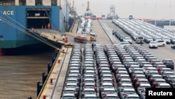 Produk-produk mobil China siap diekspor di pelabuhan provinsi Zhejiang (foto: dok). 