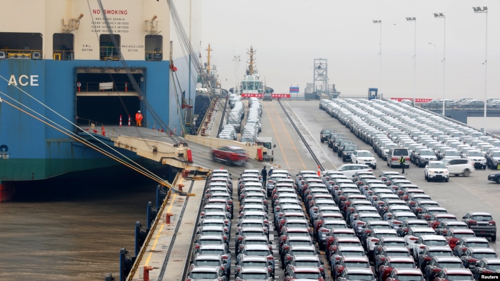 资料照：中国宁波舟山码头的货轮正装载出口的吉利汽车。（2019年1月2日）(photo:VOA)