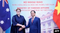 Ngoại trưởng Úc Marise Payne bắt tay Ngoại trưởng Việt Nam Bùi Thanh Sơn trong chuyến thăm của bà tới Hà Nội hôm 8/11. Theo HRW, bà Payne không công khai nêu quan ngại về nhân quyền của Việt Nam trong chuyến công du này.