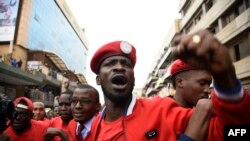 Robert Kyagulanyi, pop star ougandaise devenue député, lors d'une manifestation à Kampala, Zambie, 11 juillet 2018.