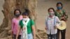 Para pengunjung kuil Angkor Wat di Siem Riep, Kamboja, menggunakan masker di tengah kekhawatiran merebaknya virus corona COVID-19, Jumat, 6 Maret 2020. (Foto: AFP)