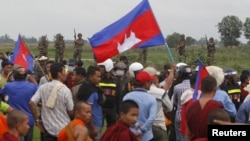 Binh sĩ Campuchia canh gác trong lúc các ủng hộ viên đảng Cứu nguy Dân tộc Campuchia (CNRP) đến sát biên giới Campuchia-Việt Nam.