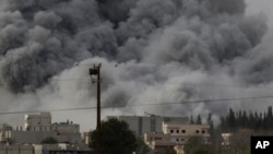 Gusti dim iznad sirijskog grada Kobanija
