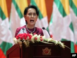 Aung San Suu Kyi menyampaikan pidato yang ditayangkan di televisi di Myanmar International Convention Center di Naypyitaw, Myanmar, 19 September 2017.