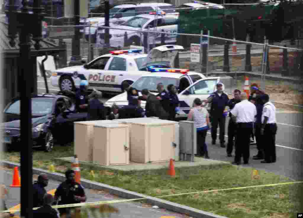 Petugas menolong korban cidera setelah penembakan di Capitol Hill.