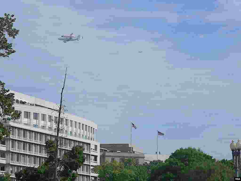 La capital siguió con emoción las dos rondas que hizo el avión de la NASA con el Discovery.