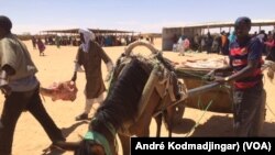 Des rations alimentaires transportées sur un chariot dans le camp de Ouré Cassoni, dans l’Est du Tchad, 15 mai 2017. (VOA/André Kodmadjingar)