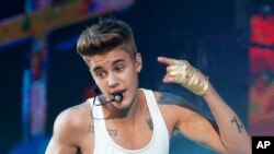 Justin Bieber saat menggelar konser di Bercy Arena, Paris, 19 Maret 2013 (Foto: dok).