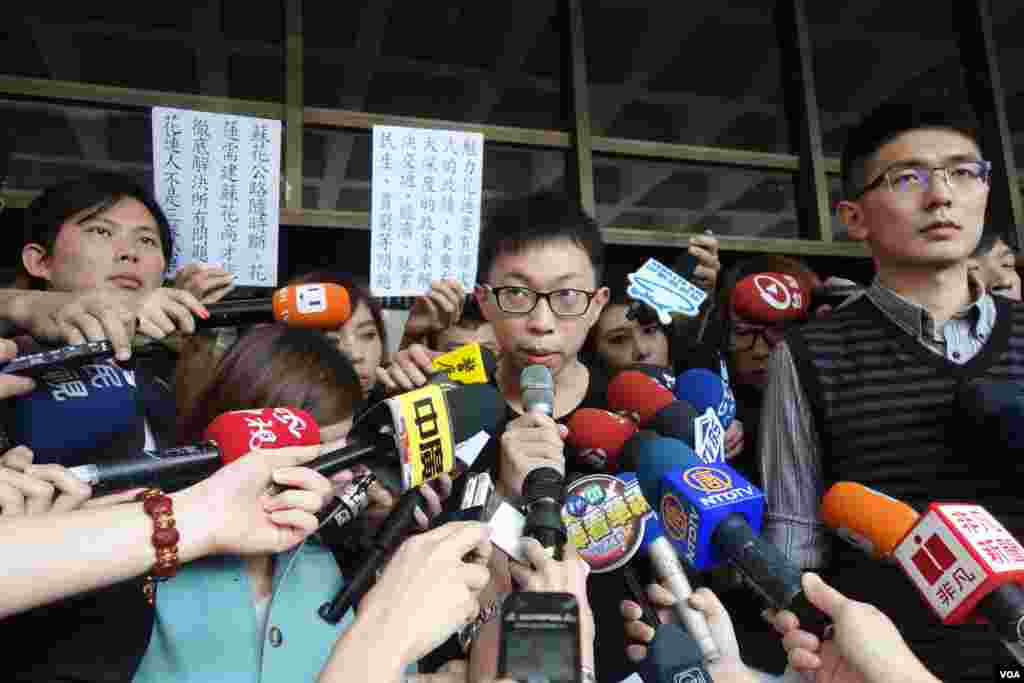 太阳花学运学生领袖魏扬在台北地方法院门口宣读“为民主不服从”声明(美国之音张佩芝拍摄)