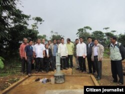 ທ່ານແສງເພັດ ສົມມະນີວົງ ຫົວໜ້າໂຄງການຍົກຍ້າຍຈັດສັນຂອງ ໂຄງການເຂື່ອນ ໄຟຟ້າເຊປຽນ ເຊນ້ຳນ້ອຍ ຊ່ອຍເຫຼືອ ໃນການເຈາະນ້ຳບາດານ ໃຫ້ແກ່ປະຊາຊົນທີ່ໄດ້ຮັບຜົນກະທົບ ຈາກໂຄງການກໍ່ສ້າງເຂື່ອນ