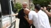 Crnogorska policija privodi sveštenika Mirčetu Šljivančanina u Podgorici, 15. juna 2020. (Foto: RFE/RL/Savo Prelević) 