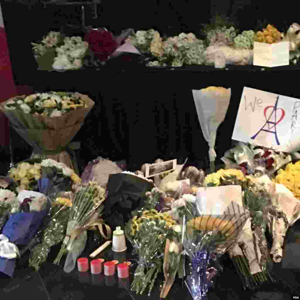 法国驻北京使馆设死难者灵堂，接受民众献花悼念（2015年11月15日，美国之音拍摄）