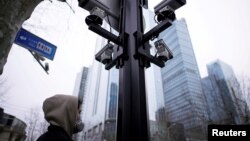 上海街头监控摄像机下的一名戴口罩的行人。（2020年3月4日）