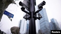 上海街頭監控攝像機下的一名戴口罩的行人。 （2020年3月4日）