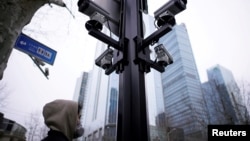ARHIVA - Kamere za nadgledanje na ulici u Šangaju, u Kini (Foto: Reuters/Aly Song)