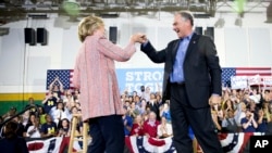 Hillary Clinton e Tim Kaine em campanha em Virgínia.