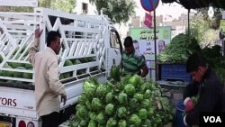 一名蔬菜商販在巴格達銷售農產品