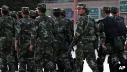 Cảnh sát vũ trang tuần tra một khu vực của người Uighur tại Kashgar, tỉnh Tân Cương, tây bắc Trung Quốc.