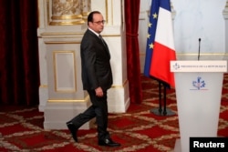 French President Francois Hollande walks to deliver a statement on U.S. election results at the Elysee Palace in Paris, Nov. 9, 2016.