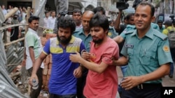 Suspected members of the banned Islamic militant outfit Ansarullah Bangla Team, Sadek Ali (second right) and Aminul Mollick (front left) are escorted by policemen along with another suspect from a court in Dhaka, Bangladesh, Aug. 19, 2015.