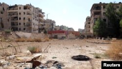 시리아 알레포의 반군 점령 지역 부스탄알카스르에서 최근 주민들이 탈출 통로로 사용한 도로 중 한 곳. 주변 건물들이 오랜 내전으로 파괴돼있다.