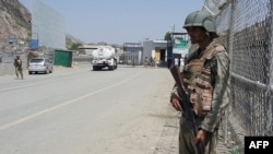 Pakistani soldiers patrol at the Torkham border crossing between Pakistan and Afghanistan in Pakistan's Khyber Pass, June 14, 2016. Both sides are blaming each other for a recent spike in tensions at the frontier.