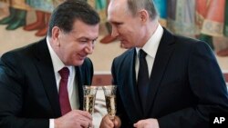 O'zbekiston Prezidenti Shavkat Mirziyoyev (chapda) Rossiya rahbari Vladimir Putin bilan, Moskva, Rossiya, 2017-yil, 5-aprel.