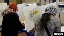 8 Kasım 2016 - New York'ta Bangladeşli iki Müslüman Amerikalı oy kullanırken