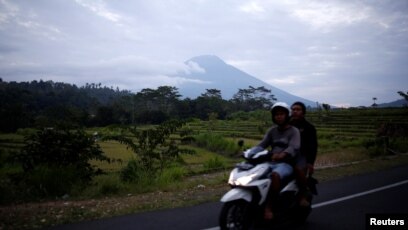 Ribuan Penduduk Diungsikan Dari Dekat Gunung Agung Bali