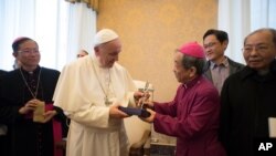資料照：天主教教宗方濟各在梵蒂岡樞密會議廳會見了台灣教會合作協會代表團（2017年12月7日）。